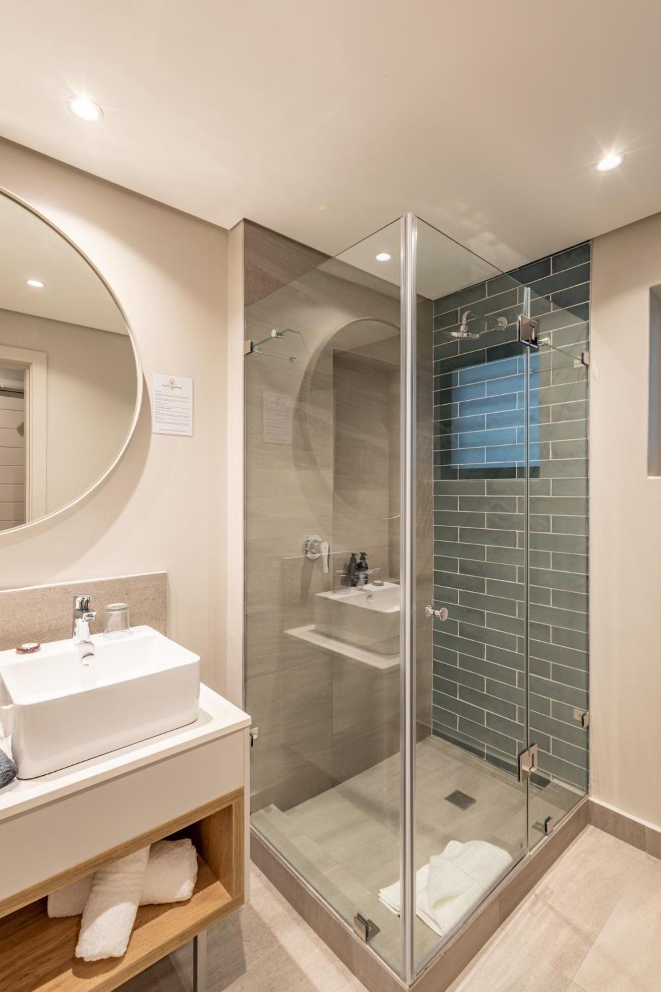 Plett Quarter Hotel - Lion Roars Hotels & Lodges Плеттенберг-Бей Экстерьер фото